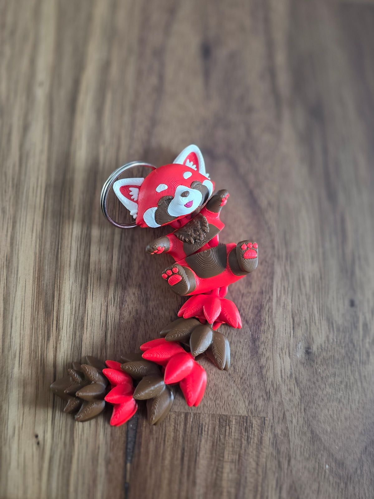 Rode panda met flexibele staart sleutelhanger