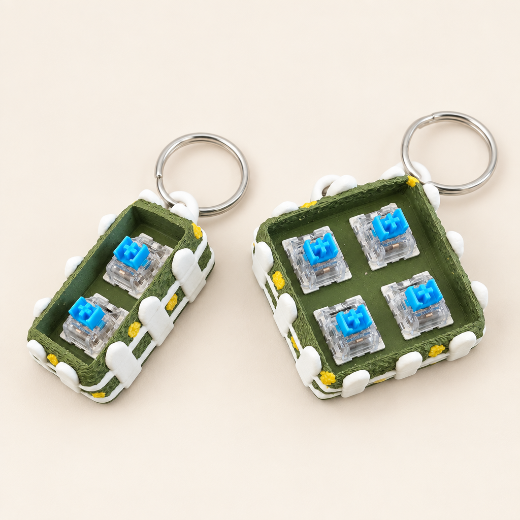 Beide grasveld clicker bases met sleutelhanger naast elkaar
