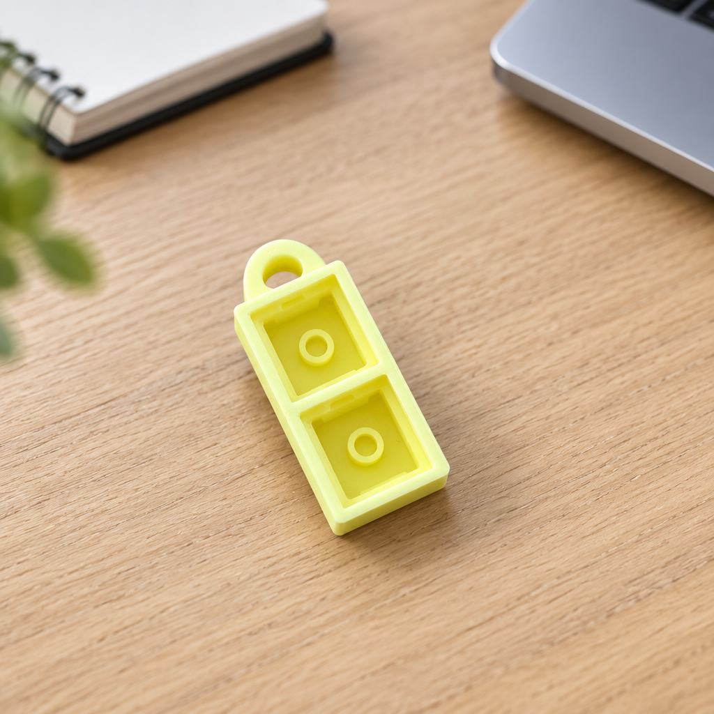 Clickerbase in citroengeel op een bureau