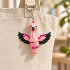 Flamingosleutelhanger aan een tas