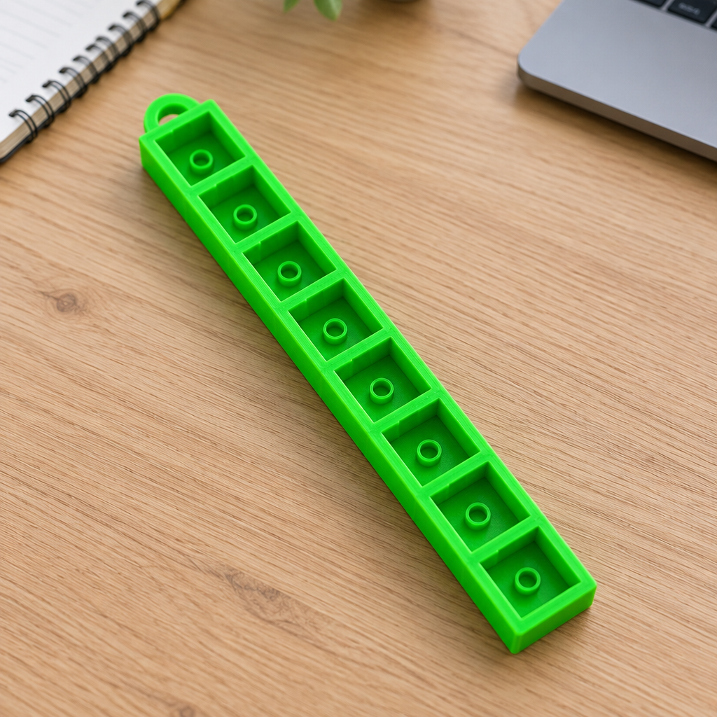 Groene clickerbase met acht vakjes op een bureau