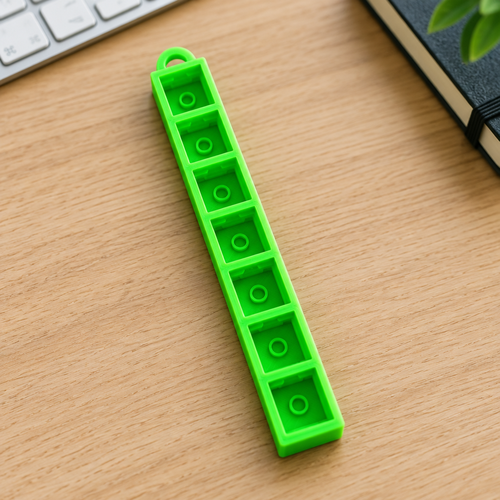 Neongroene clicker op een bureau