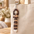 Paard-sleutelhanger aan een beige tas