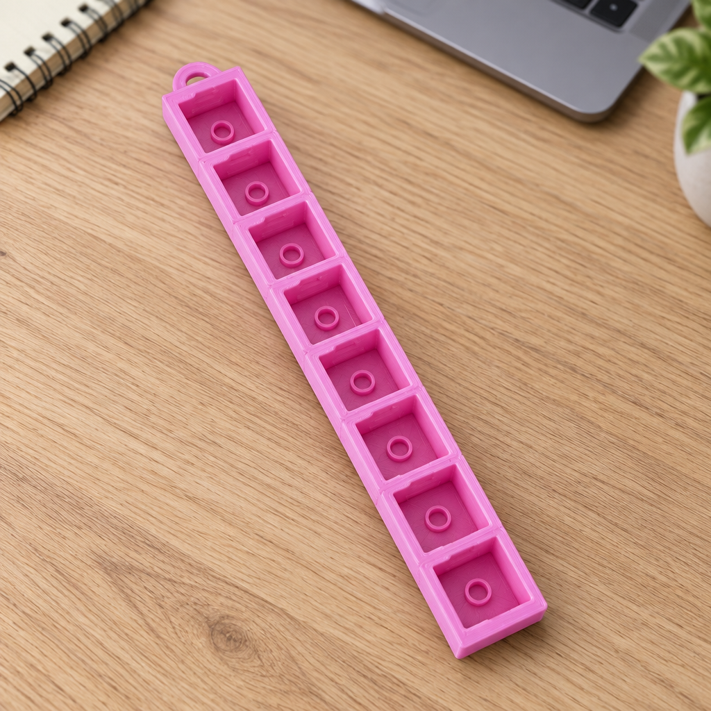Roze clickerbase met acht vakjes op een bureau