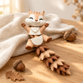 Sfeerfoto van de eekhoorn toy met hout, linnen en eikels