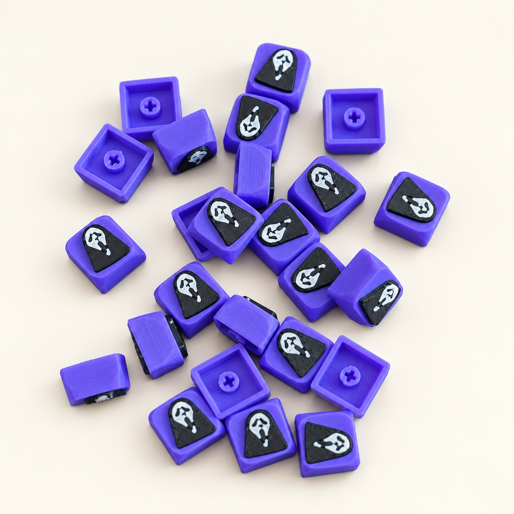 Stapel keycaps op een warm gebroken witte achtergrond